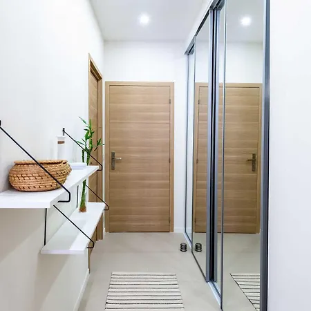 Modern -1bdr 4p - 300m From The